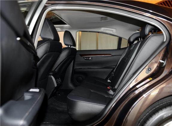雷克萨斯ES 2014款 300h 豪华版 车厢座椅   后排空间