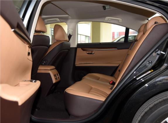 雷克萨斯ES 2015款 300h 豪华版 车厢座椅   后排空间
