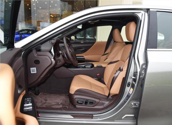 雷克萨斯ES 2018款 200 豪华版 国V 车厢座椅   前排空间