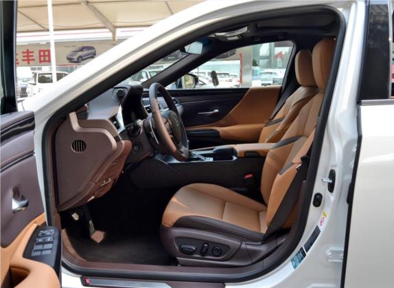 雷克萨斯ES 2018款 260 卓越版 国V 车厢座椅   前排空间