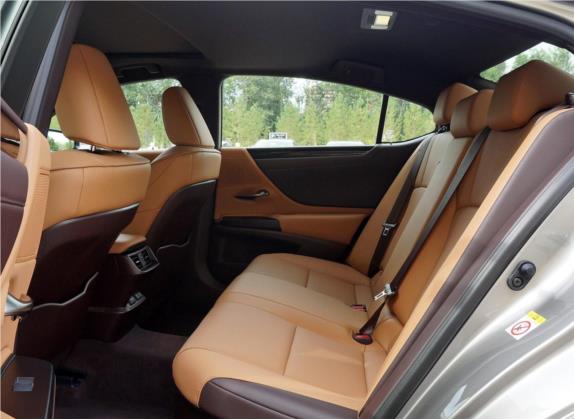 雷克萨斯ES 2018款 300h 卓越版 国V 车厢座椅   后排空间