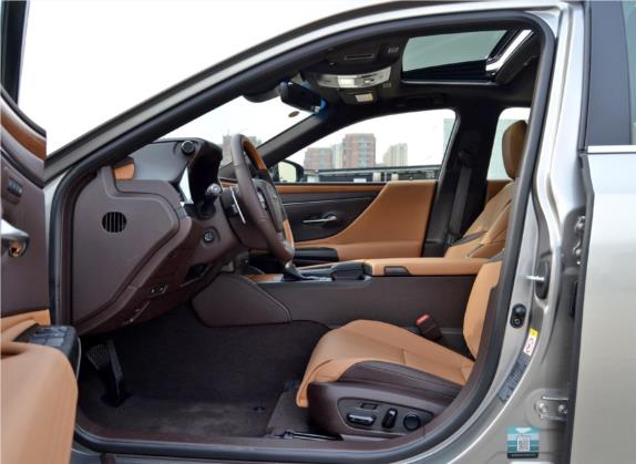 雷克萨斯ES 2018款 300h 尊享版 国V 车厢座椅   前排空间