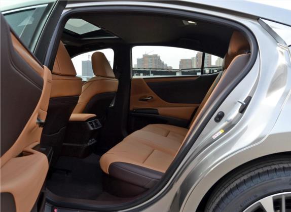 雷克萨斯ES 2018款 300h 尊享版 国V 车厢座椅   后排空间