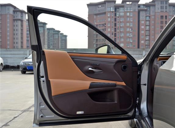 雷克萨斯ES 2018款 300h 尊享版 国V 车厢座椅   前门板