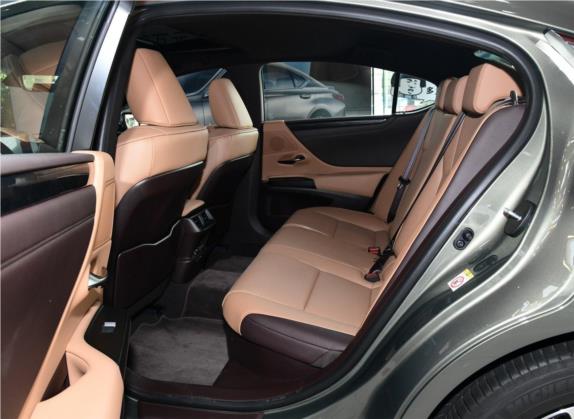 雷克萨斯ES 2018款 300h 卓越版 国VI 车厢座椅   后排空间