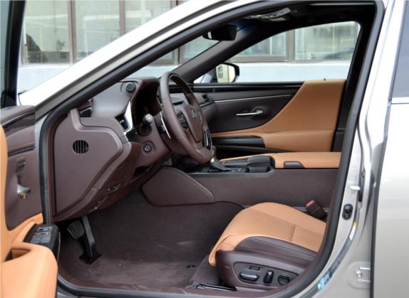 雷克萨斯ES 2018款 300h 尊享版 国VI 车厢座椅   前排空间