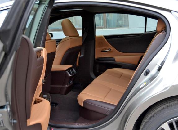 雷克萨斯ES 2018款 300h 尊享版 国VI 车厢座椅   后排空间