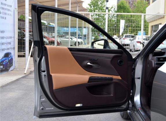 雷克萨斯ES 2018款 300h 尊享版 国VI 车厢座椅   前门板