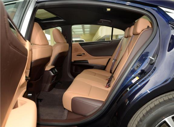 雷克萨斯ES 2018款 200 卓越版 国VI 车厢座椅   后排空间