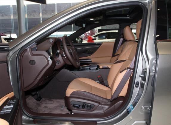 雷克萨斯ES 2020款 260 卓越版 车厢座椅   前排空间