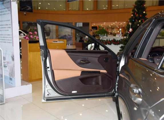 雷克萨斯ES 2020款 300h 尊享版 车厢座椅   前门板