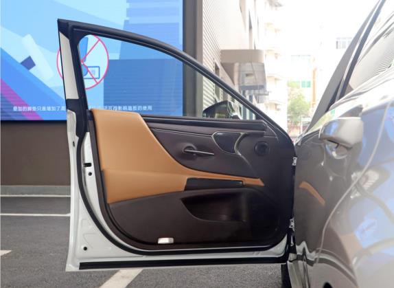 雷克萨斯ES 2020款 300h 智·混动特别限量版 车厢座椅   前门板