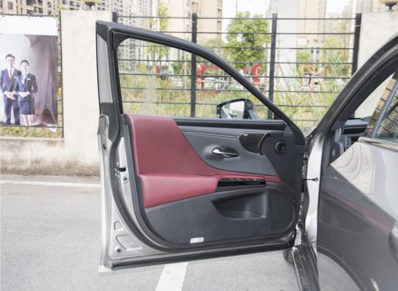 雷克萨斯ES 2022款 300h 银辉限定版 车厢座椅   前门板