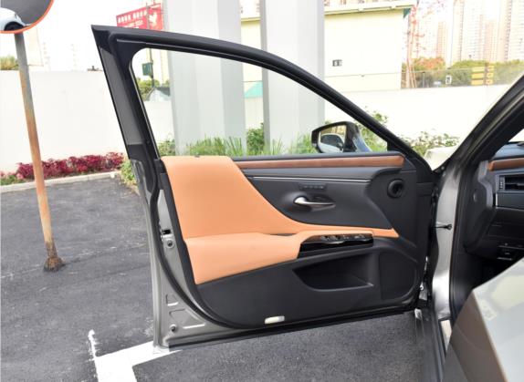 雷克萨斯ES 2022款 300h 尊享版 车厢座椅   前门板