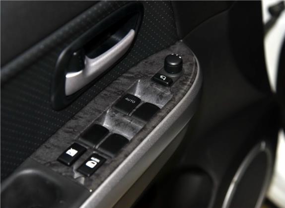 超级维特拉 2012款 2.4L MT豪华导航5门版 车厢座椅   门窗控制