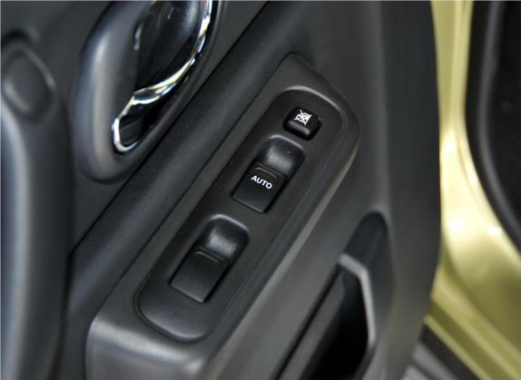 吉姆尼(进口) 2011款 1.3 AT双色导航版 车厢座椅   门窗控制