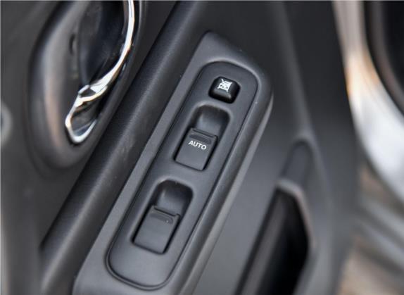 吉姆尼(进口) 2015款 1.3 MT Mode3导航版 车厢座椅   门窗控制