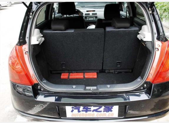 雨燕 2008款 1.5L 自动超炫炫酷款 车厢座椅   后备厢