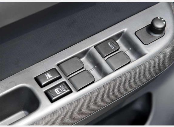 雨燕 2008款 1.5L 自动超炫炫酷款 车厢座椅   门窗控制