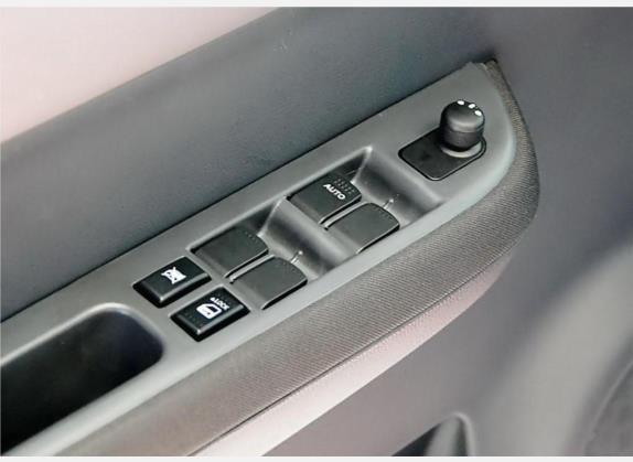 雨燕 2009款 1.5L 手动双色炫锐版 车厢座椅   门窗控制