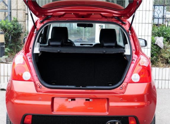 雨燕 2011款 1.5L 自动运动版 车厢座椅   后备厢