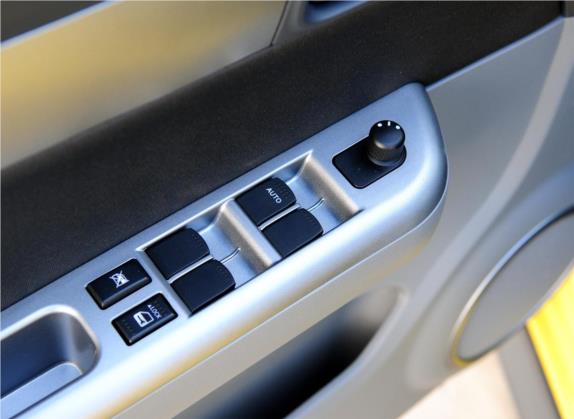 雨燕 2011款 1.5L 手动运动版 车厢座椅   门窗控制