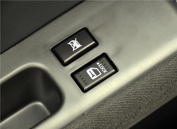 雨燕 2011款 1.5L 自动时尚版 车厢座椅   门窗控制