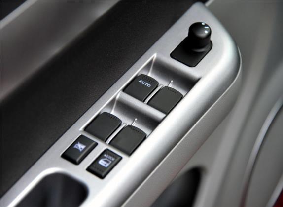 雨燕 2013款 1.5L 手动运动版 车厢座椅   门窗控制