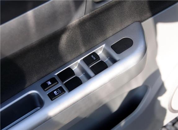 雨燕 2013款 1.5L 手动标准版 车厢座椅   门窗控制