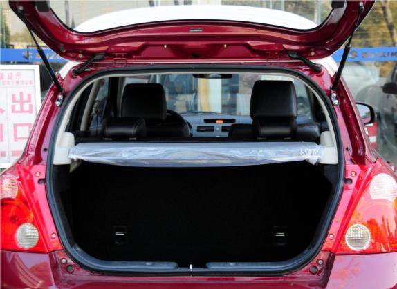 雨燕 2013款 1.5L 自动20周年限量版 车厢座椅   后备厢