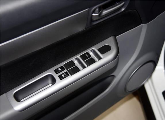 雨燕 2014款 1.5L 自动时尚型 车厢座椅   门窗控制