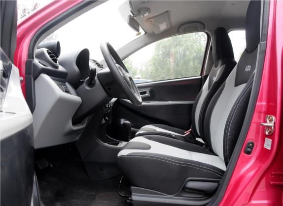 奥拓 2013款 1.0L 自动炫酷型 车厢座椅   前排空间