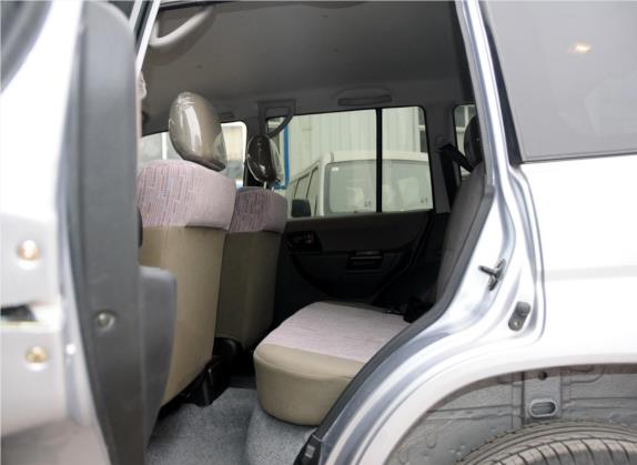 飞腾 2010款 经典版 2.0L 四驱舒适型 车厢座椅   后排空间