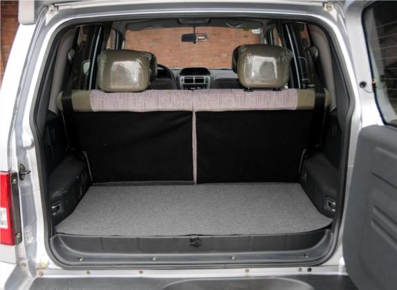 飞腾 2010款 经典版 2.0L 四驱舒适型 车厢座椅   后备厢