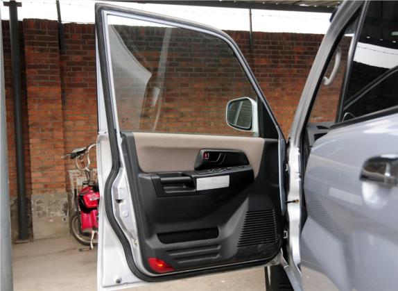 飞腾 2010款 经典版 2.0L 四驱舒适型 车厢座椅   前门板