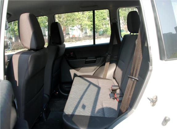 飞腾 2013款 经典版 2.0L 两驱标准型 车厢座椅   后排空间