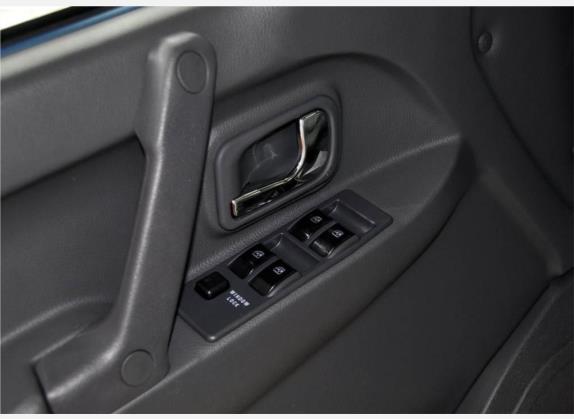 黑金刚 2009款 2.4L 手动四驱 车厢座椅   门窗控制
