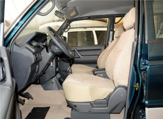 黑金刚 2013款 2.2L 手动四驱标准型 车厢座椅   前排空间