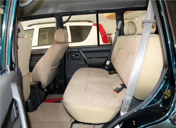 黑金刚 2013款 2.2L 手动四驱标准型 车厢座椅   后排空间