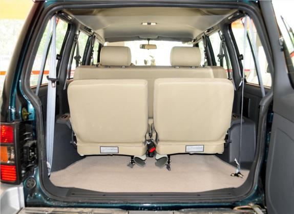 黑金刚 2013款 2.2L 手动四驱标准型 车厢座椅   后备厢