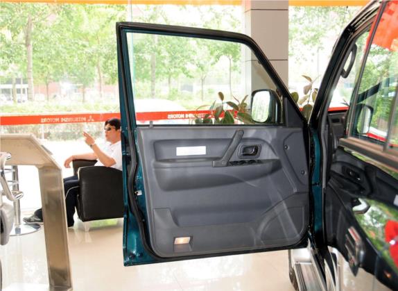 黑金刚 2013款 2.2L 手动四驱标准型 车厢座椅   前门板