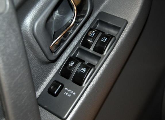 黑金刚 2013款 2.2L 手动四驱标准型 车厢座椅   门窗控制