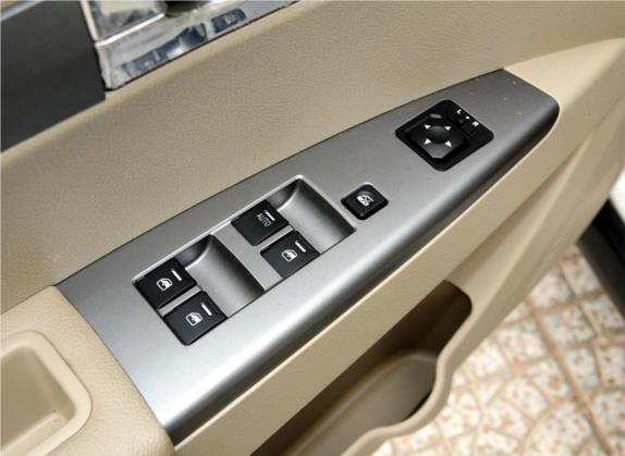陆风X8 2012款 探索版 2.4L 汽油4X4超豪华型 车厢座椅   门窗控制
