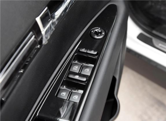 陆风X8 2015款 探索版 2.0T 汽油4X4超豪华型 车厢座椅   门窗控制