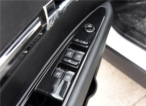 陆风X8 2015款 探索版 2.0T 柴油4X4豪华型 车厢座椅   门窗控制