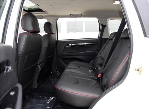 陆风X8 2015款 探索版 2.0T 柴油4X2超豪华型 车厢座椅   后排空间