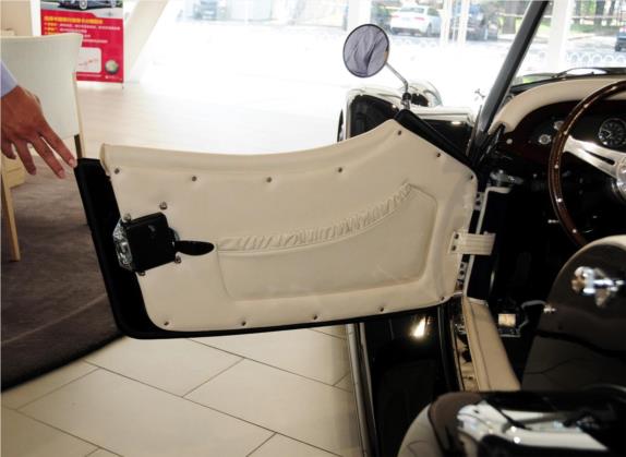 摩根Roadster 2013款 3.7L 4座 车厢座椅   前门板