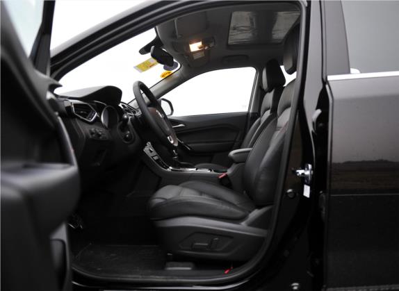 锐腾 2015款 2.0TGI TST四驱旗舰版 车厢座椅   前排空间