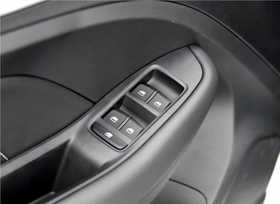 名爵ZS 2017款 1.5L 手动尊享互联网版 车厢座椅   门窗控制