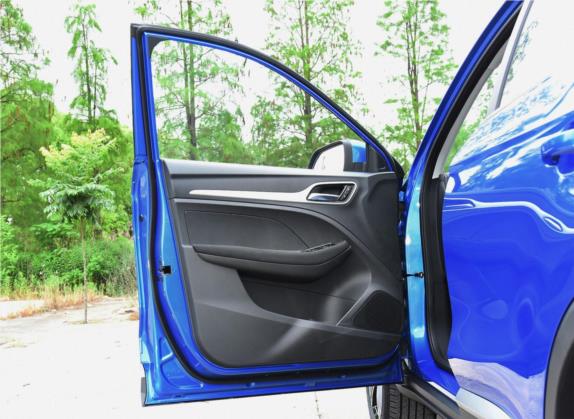 名爵ZS 2018款 1.5L 手动65寸巨幕天窗版 国V 车厢座椅   前门板